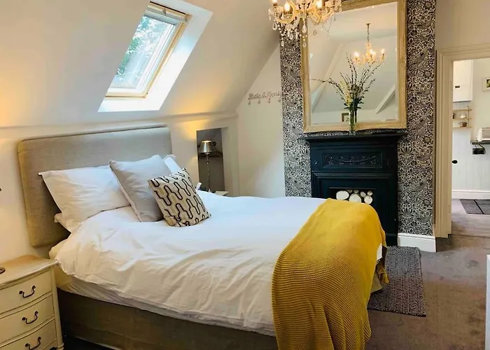Luxury Attic Studio, Heart Of Uppermill, Saddleworth