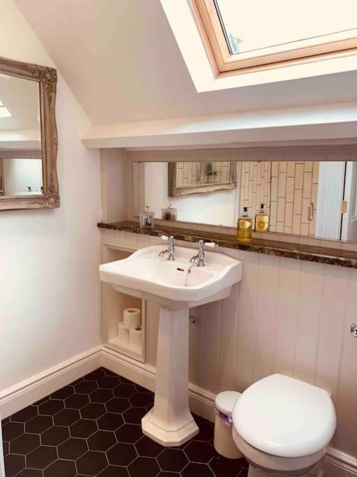 Apartment Luxury Attic Studio, Heart Of Uppermill, *